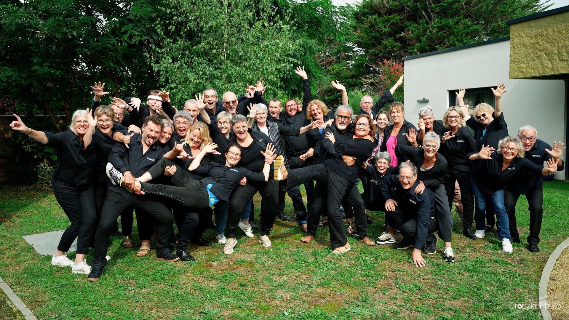 La chorale Hostofollia réunie et pleine d'énergie